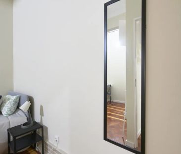 Room in a shared 9-bedroom apartment for rent in Lisbon. - Photo 6