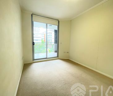 Stylish & Bright One Bedroom plus Study Apartment - Photo 2