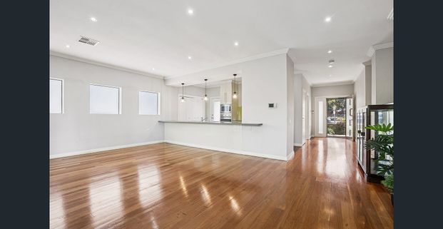 Over 55's three-bedroom villa in the heart of Roseville - Photo 1