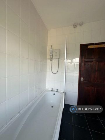 4 bedroom semi-detached house to rent - Photo 5