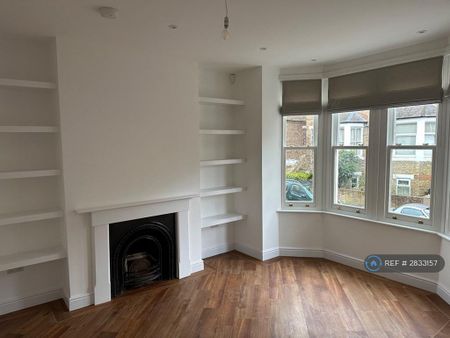 4 bedroom semi-detached house to rent - Photo 2