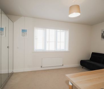 3 bedroom semi-detached to let - Photo 2