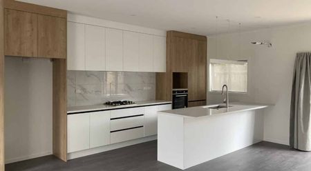 4 Bedroom + Office - Close to University - Photo 2