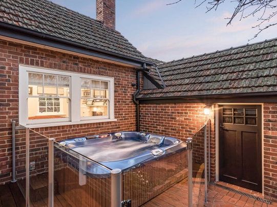 Hawthorn East - Photo 1