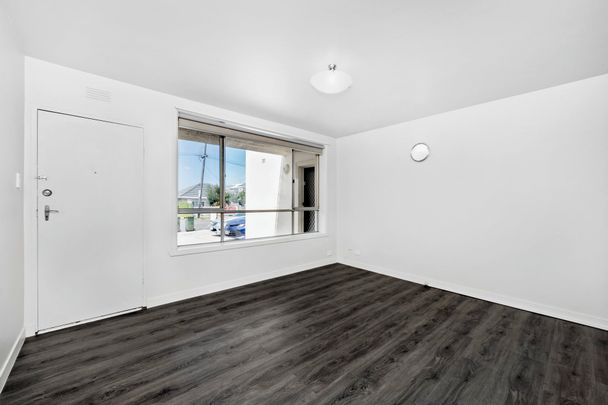 Renovated two bedroom unit with courtyard - Photo 1