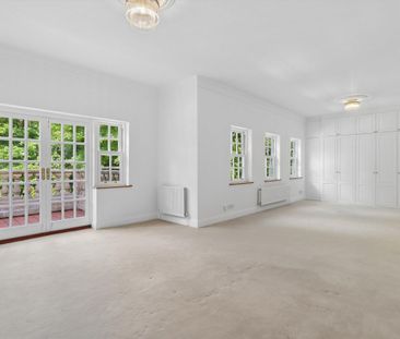 An impressive home complete with large garden and detached garage l... - Photo 5
