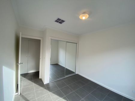 Modern 4 Bedroom Home - Photo 5