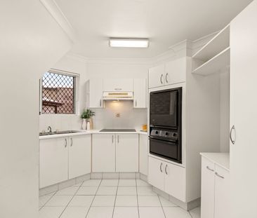 Charming Ground-Floor Retreat in a Premier Wooloowin Pocket - Photo 2