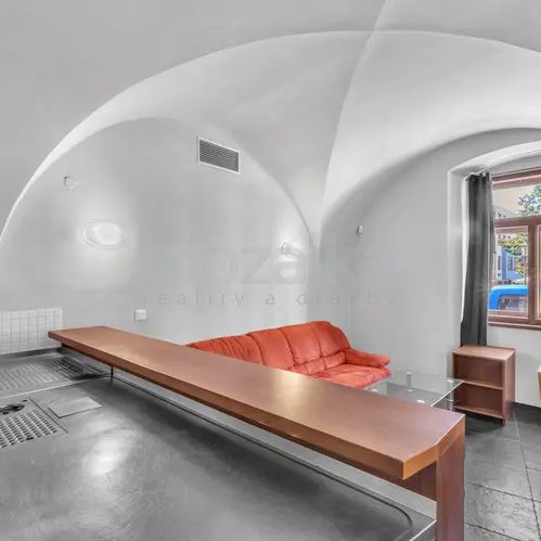 Bydlení v srdci Litomyšle – byt 2+kk se zahradou a parkováním k pronájmu - Fotografie 1