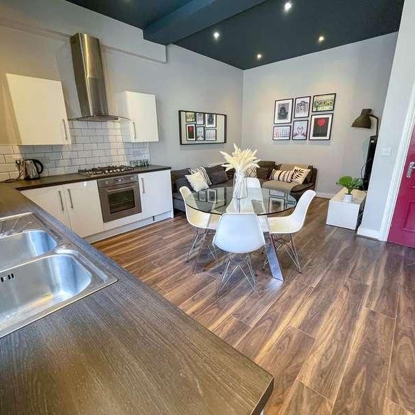 Esher Road, L6 - Photo 1