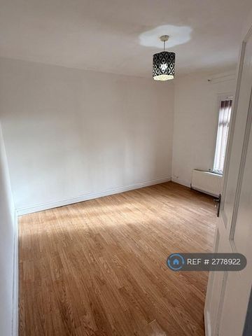 3 bedroom end of terrace house to rent - Photo 2