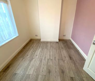 £1,300 PCM, Three Bedroom House with Off-Road Parking and Enclosed ... - Photo 6