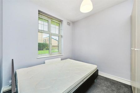 3 bedroom flat to rent - Photo 4