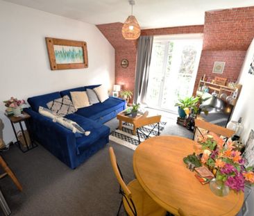 2 bedroom Flat in Flat 17, Leeds - Photo 1