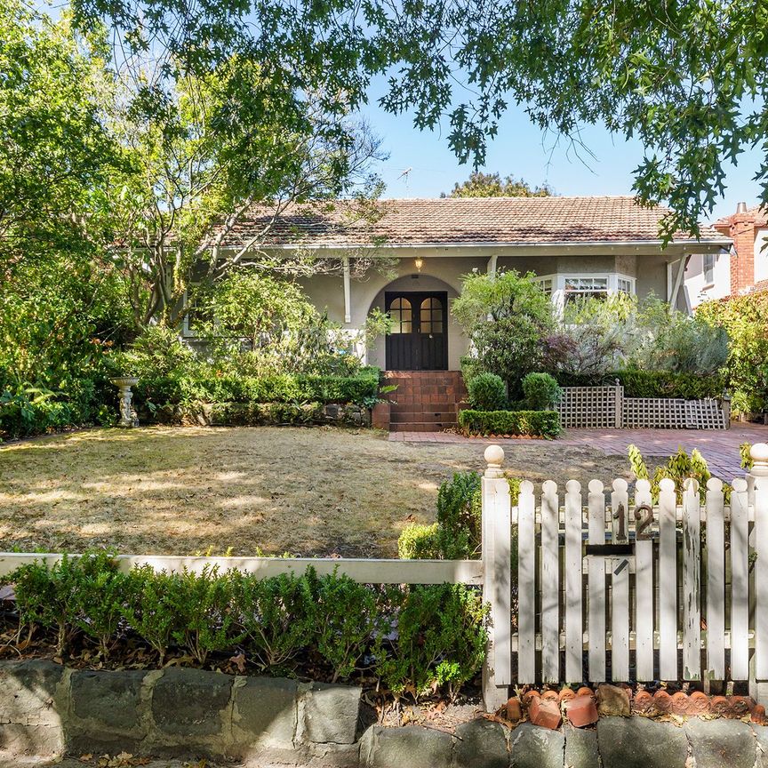 Beautiful Home In Glen Iris - Photo 1