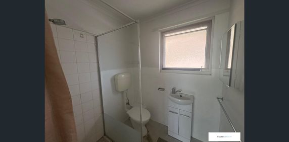 Prime Location! - Photo 2