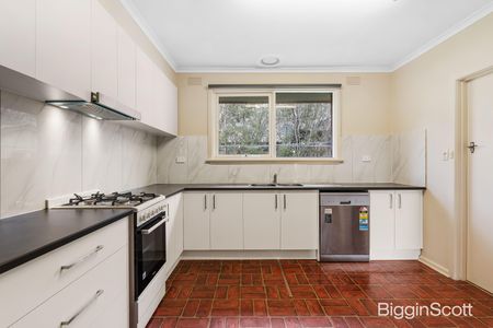 Contemporary Comfort: Recently Revitalized 3-Bedroom Home in Mount Waverley - Photo 2