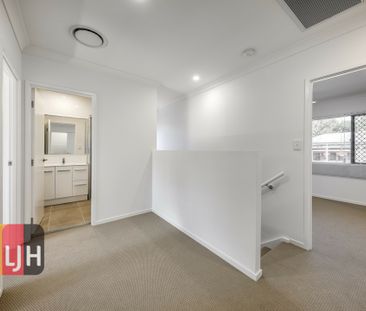 INNER CITY, THREE BEDROOM TOWNHOUSE W/ DUCTED AIR CON !! - Photo 1