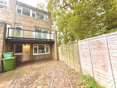 4 bedroom end of terrace house to rent - Photo 4