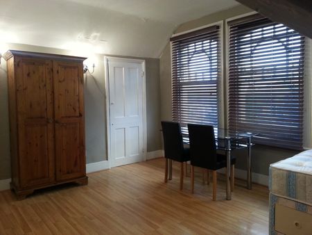 Studio Flat, Bedford Hill, SW12 - Photo 4