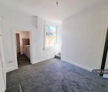 3 bedroom end of terrace house to rent - Photo 2