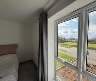 4 bedroom detached house to rent - Photo 2