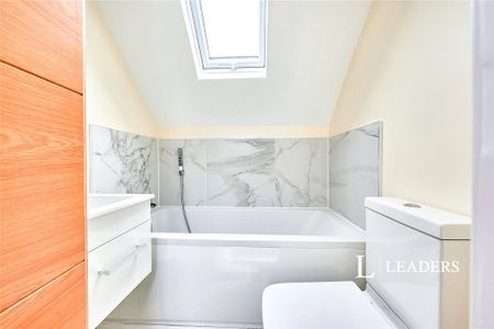 5 bedroom semi-detached house to rent - Photo 4