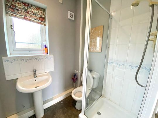 Beautiful 5 bed property overlooking All Saints Park - Photo 1