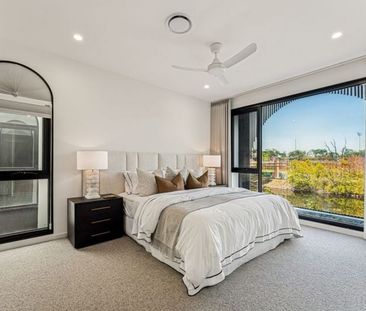 Brand New Luxury Waterfront Villa with Private Lift, City & Water V... - Photo 1