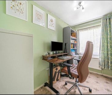 3 Bed Terraced House, Turnpike Link, CR0 - Photo 3