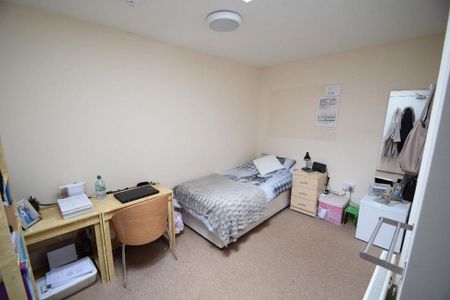 1 bedroom in a house share to rent - Photo 2