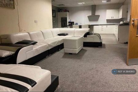 3 bedroom flat to rent - Photo 3
