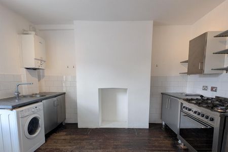 2 bedroom flat to rent - Photo 4