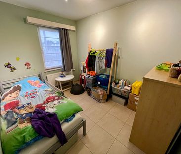 Ruim appartement met 2 slaapkamers, terras én autostaanplaats! - Photo 1