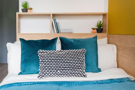 1 bedroom in a flat share to rent - Photo 5