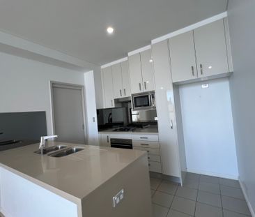 New Floor Board Water Front Apartment - Photo 2