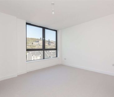 A modern unfurnished two bedroom flat with private parking and a ba... - Photo 2