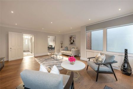 A beautifully refurbished and generously proportioned four-bedroom family home, ideally situated in this sought-after location. - Photo 4