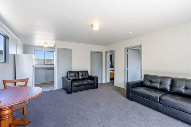 Tidy two bedroom unit close to the City Centre! - Photo 1