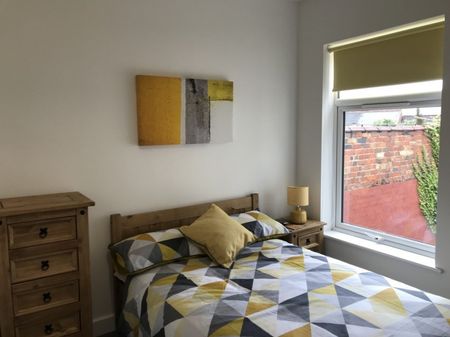 Manor Court Road, Nuneaton - - Photo 3