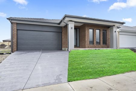 ELEGANTE FOUR BEDROOM FAMILY HOME - Photo 5