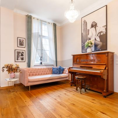 Charming Style - Photo 1