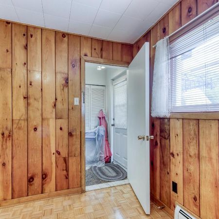 Très grand 3 1/2 , au demi-sous-sol d'un duplex dans emplacement très recherché - Photo 3