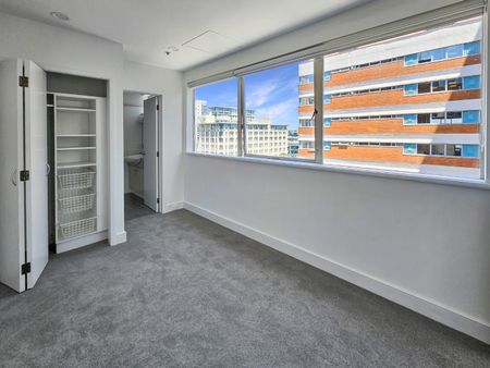 Central City - Madison On the Square - Spacious 2 Bedroom Apartment - Carpark and Water Included - Photo 4