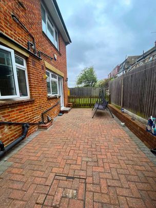 1 bedroom in a house share to rent - Photo 1