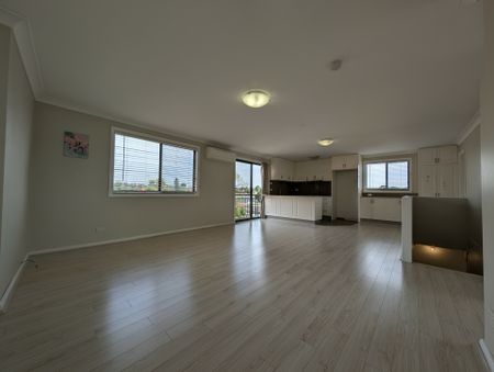 Two bedrooms split-level house - Photo 2