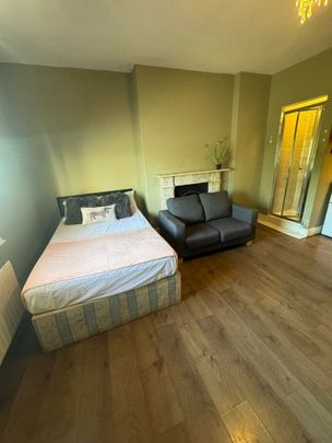 Room in a Shared House, Malwood Road, SW12 - Photo 1