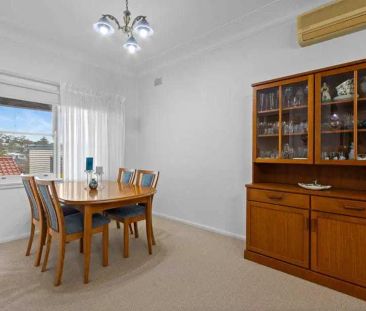 “Easy Living With Central Convenience” - Photo 5