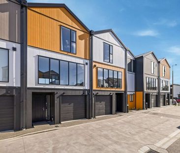 CITY CENTRE – 3 BEDROOM, 2 BATHROOM, SINGLE GARAGE - Photo 1