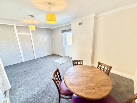 3 bedroom flat to rent - Photo 2